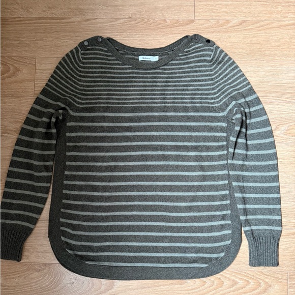 3/$30 - REITMANS Striped Green Sweater - Picture 2 of 7